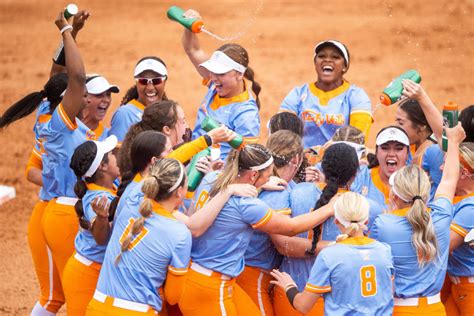 What Karen Weekly said about Destiny Rodriguez's game-winning home run for Tennessee softball