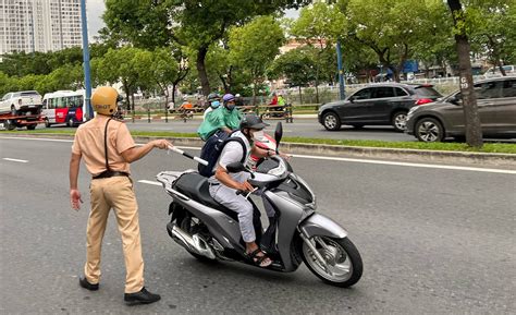 TP.HCM: Chạy xe máy vào làn ô tô, tài xế quay đầu 'né' chốt CSGT