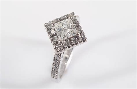 18CT WHITE GOLD PRINCESS CUT DIAMOND RING | Point Jewellery Exchange