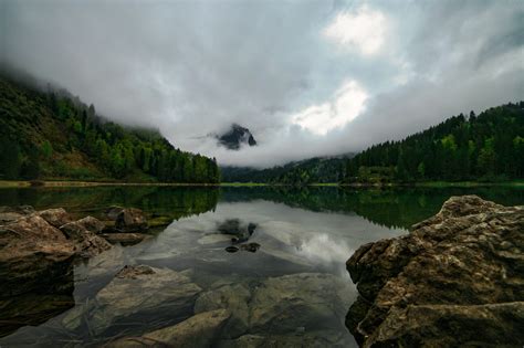 The beauty of Lake Obersee in Glarus, Switzerland - Beach Wallpapers