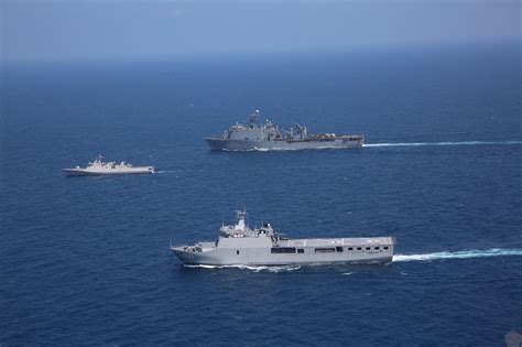 Kapal Perang TNI AL dan US Navy Gelar Latihan Bersama di Laut Jawa ...