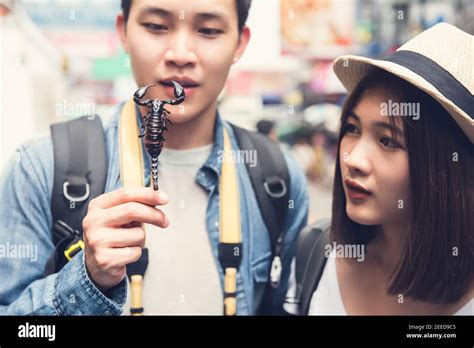 Couple street eating bangkok hi-res stock photography and images - Alamy