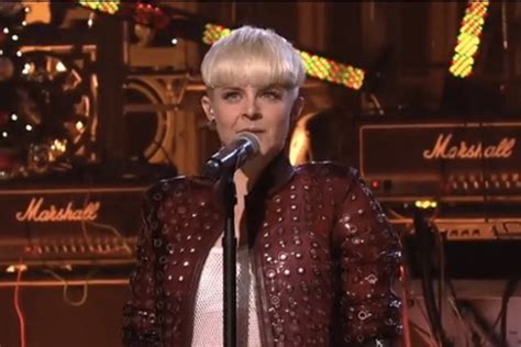 Robyn Performs ‘Call Your Girlfriend’ and ‘Dancing on My Own’ on ‘SNL’