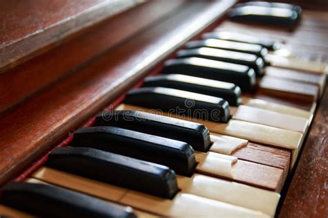 Broken old piano keyboard stock photo. Image of dirty - 113158564