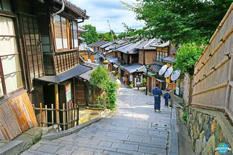 Ninenzaka Slope, Kyoto, Japan | The Invisible Tourist - Travel Inspires