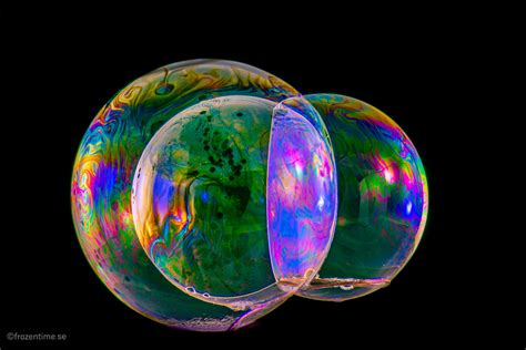 Photographing bursting soap bubbles