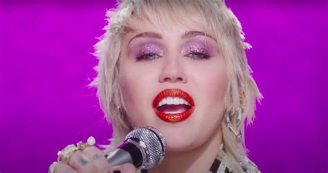 Miley Cyrus's Best Beauty Looks in "Midnight Sky" Video | POPSUGAR Beauty UK Photo 4