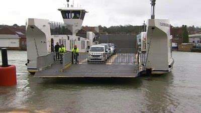 Cowes Floating Bridge: Ferry hits wall on return to island - BBC News