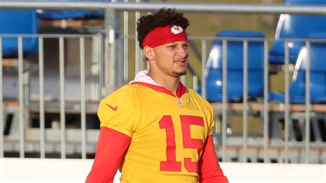 Patrick Mahomes spotted in Kansas City Chiefs training with strapped up ...