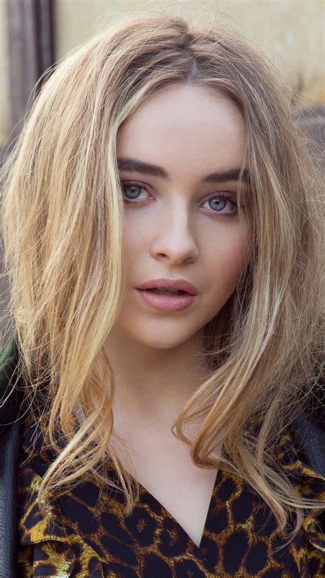 Blonde Grey Eyes Sabrina Carpenter Girl Model Is Wearing Yellow Black Jerkin 4K HD Girls ...