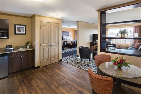 Rooms | Fargo ClubHouse Hotel & Suites