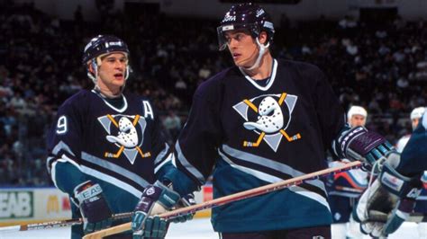 Column: Former Anaheim Ducks teammates Teemu Selanne and Paul Kariya will be inducted into the ...