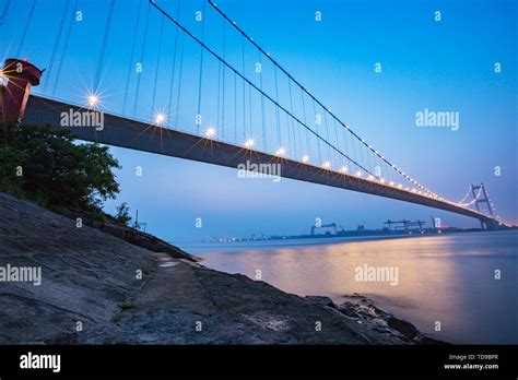 Jiangsu jiangyin yangtze river bridge Stock Photo - Alamy