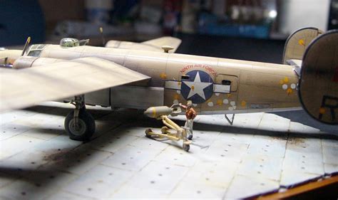 B 24D LIBERATOR 1/72 by Hasegawa | Plastic Models World