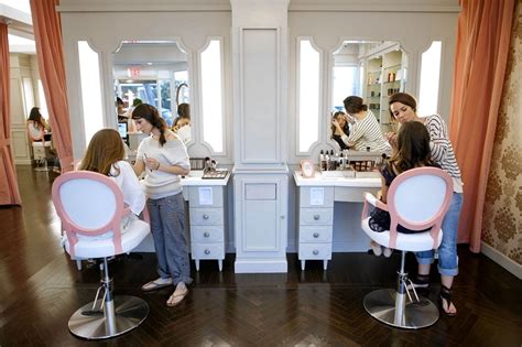 Blushington, Makeup & Go and Other Makeup Bars Offer Women a Professional Image Fast - WSJ