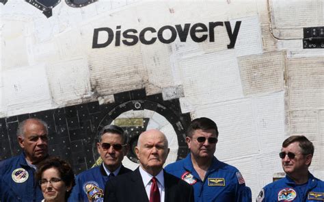 Discovery shuttle arrives at Smithsonian