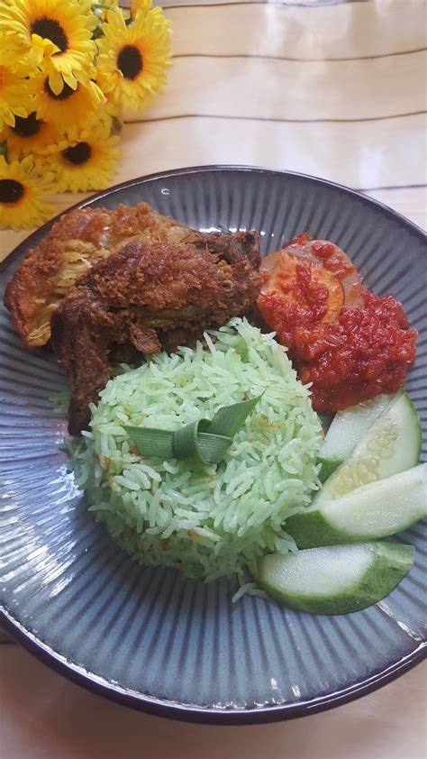 MamaFaMi's Spice n Splendour: Nasi Lemak Pandan