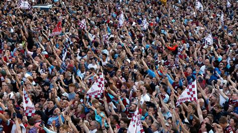 West Ham fans ecstatic as squad hosts victory parade to celebrate ...