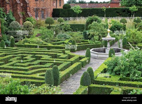 Hatfield house gardens Stock Photo - Alamy