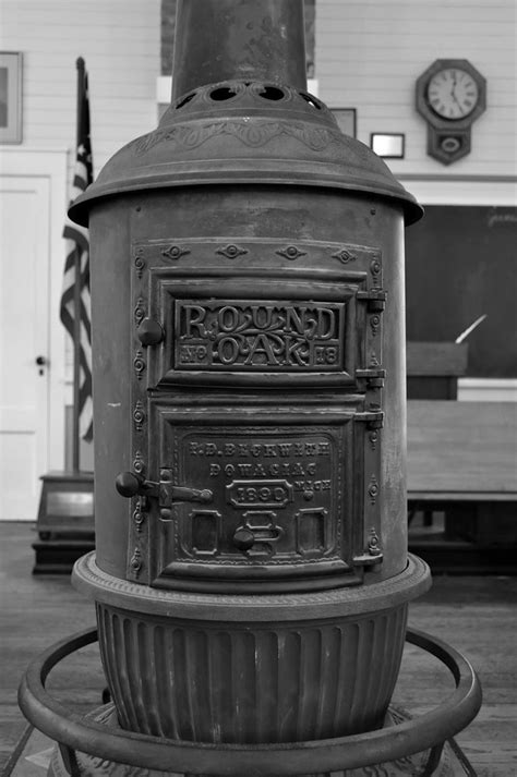 Round Oak No. 18 | The old iron stove in the middle of the o… | Flickr