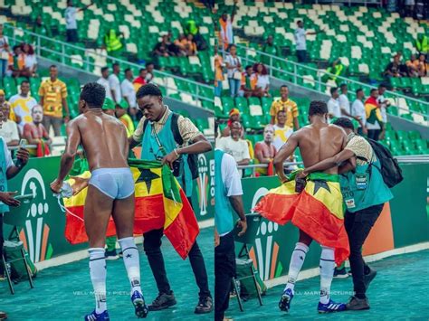 Photos: Ghanaian Defender Daniel Amartey Strips Naked And Gives Fan ...