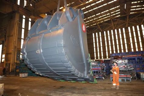 One of the world’s largest excavator buckets made by Hi-Spec Manufacturing, weighing 44 tons ...