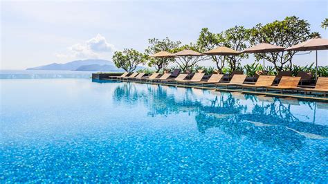 The 12 Best Hotel Pools in the World | Marriott Bonvoy Traveler