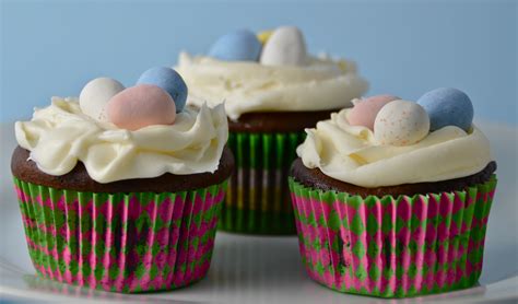 Short And Sweet. Cadbury Creme Egg Cupcakes. | I Sing In The Kitchen