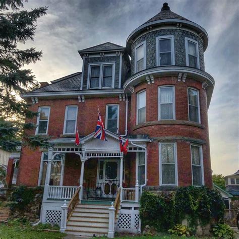 St. Thomas (Ontario) | Victorian homes, Victorian architecture, Old houses