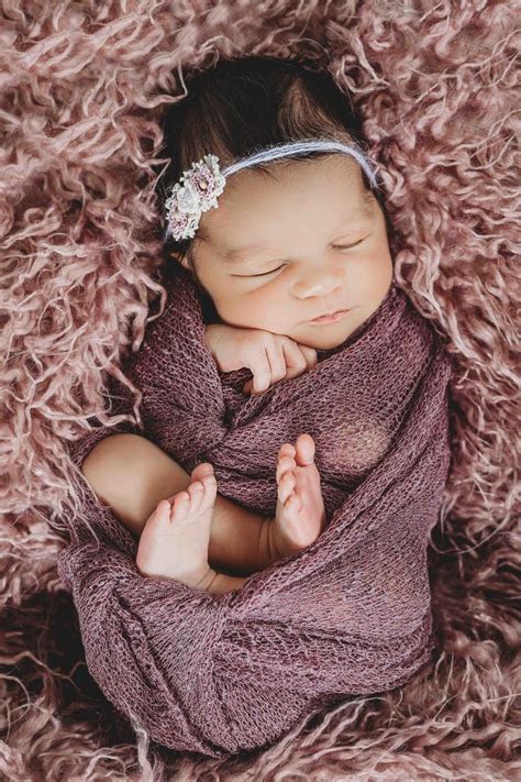 Newborn baby girl posing ideas | www.kristinadavini.com | Zdjęcia ...