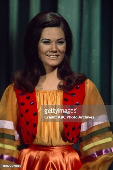 Ralna English performing on 'The Lawrence Welk Show'. News Photo ...