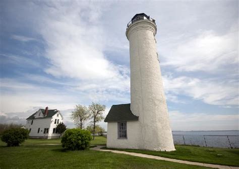 Tibbetts Point Lighthouse-overlooking Lake - Picture of Tibbetts Point Lighthouse, Cape Vincent ...