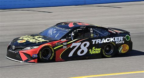 Martin Truex Jr. earns pole at ISM Raceway in Phoenix | NASCAR.com