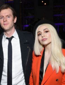 Ava Max Dating History - FamousFix