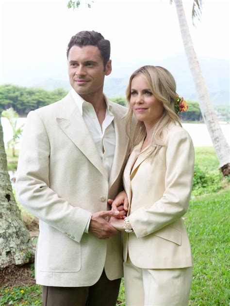 Jorge (Adan Canto) And Leslie (Radha Mitchell) - 2 Hearts (2020)