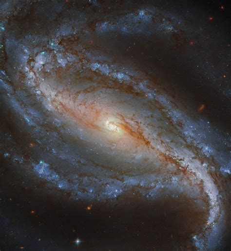 Hubble Space Telescope Focuses on NGC 613 | Sci.News
