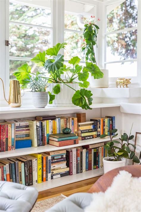 Books and plants in a white shelf Hausbibliotheken Design, House Design, Interior Design, Design ...