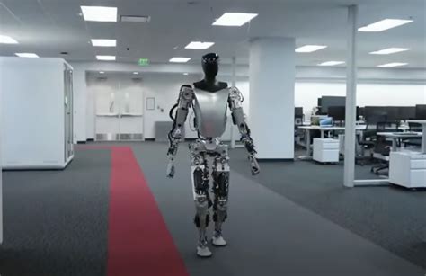 Elon Musk Unveils the Latest Optimus Robot Video at the 2023 Tesla ...