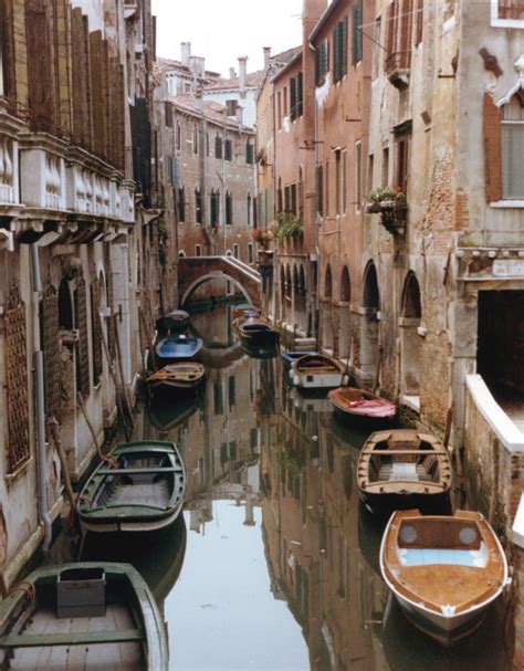 Give incandescent sun: Venice and its canals