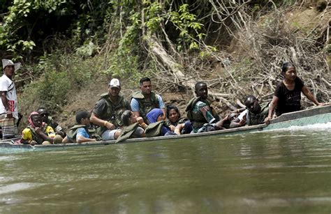 Migrantes atraviesan el último tramo mortal de la selva del Darién ...