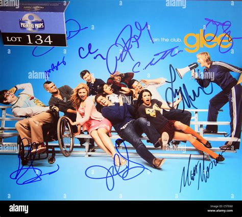 GLEE CAST SIGNED PHOTOGRAPH PREMIERE PROPS PRESENTS HOLLYWOOD EXTRAVAGANZA 2 AUCTION LOS ANGELES ...