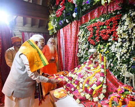 PM performs darshan and pooja of Bhagwan Shree Ramlala Virajman in ...