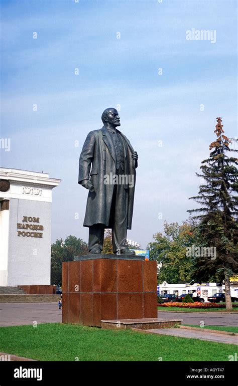 Lenin statue in moscow hi-res stock photography and images - Alamy