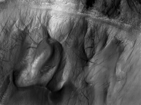 Mars dust devils leave wild tracks all over Martian crater | Mashable