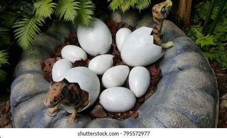 1,603 Dinosaur Egg Hatching Images, Stock Photos & Vectors | Shutterstock