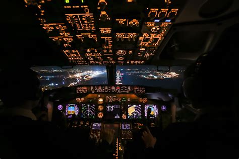 Boeing 737 landing cockpit view : r/aviation