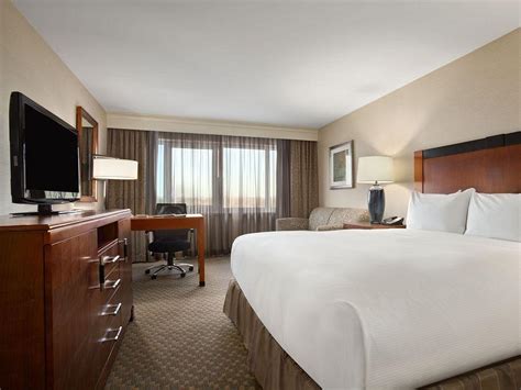 Hilton New York JFK Airport Hotel in New York (NY) - Room Deals, Photos ...