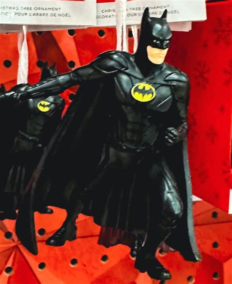 The Flash: Best Look Yet at Michael Keaton's Batman Suit In New Merch ...