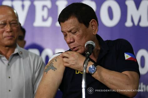 Duterte shows rose tattoo on arm | Inquirer News