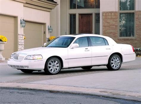 2004 Lincoln Town Car Price, Value, Depreciation & Reviews | Kelley ...